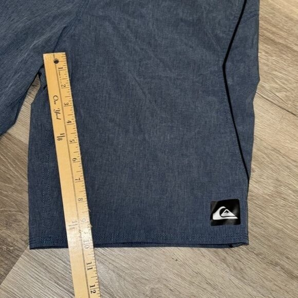 Quiksilver Mens 32 Blue Boardshorts With Drawstring Closure & Back Zipper Pocket - Picture 6 of 7